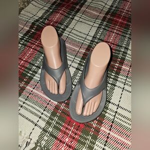 OOFOS Slate Gray Flip Flops/Sandals  W8/M6 EXCELLENT Pre-owned!